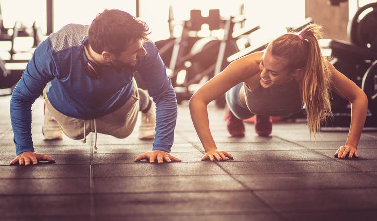 Push-ups i gym. Push-ups i gym.
